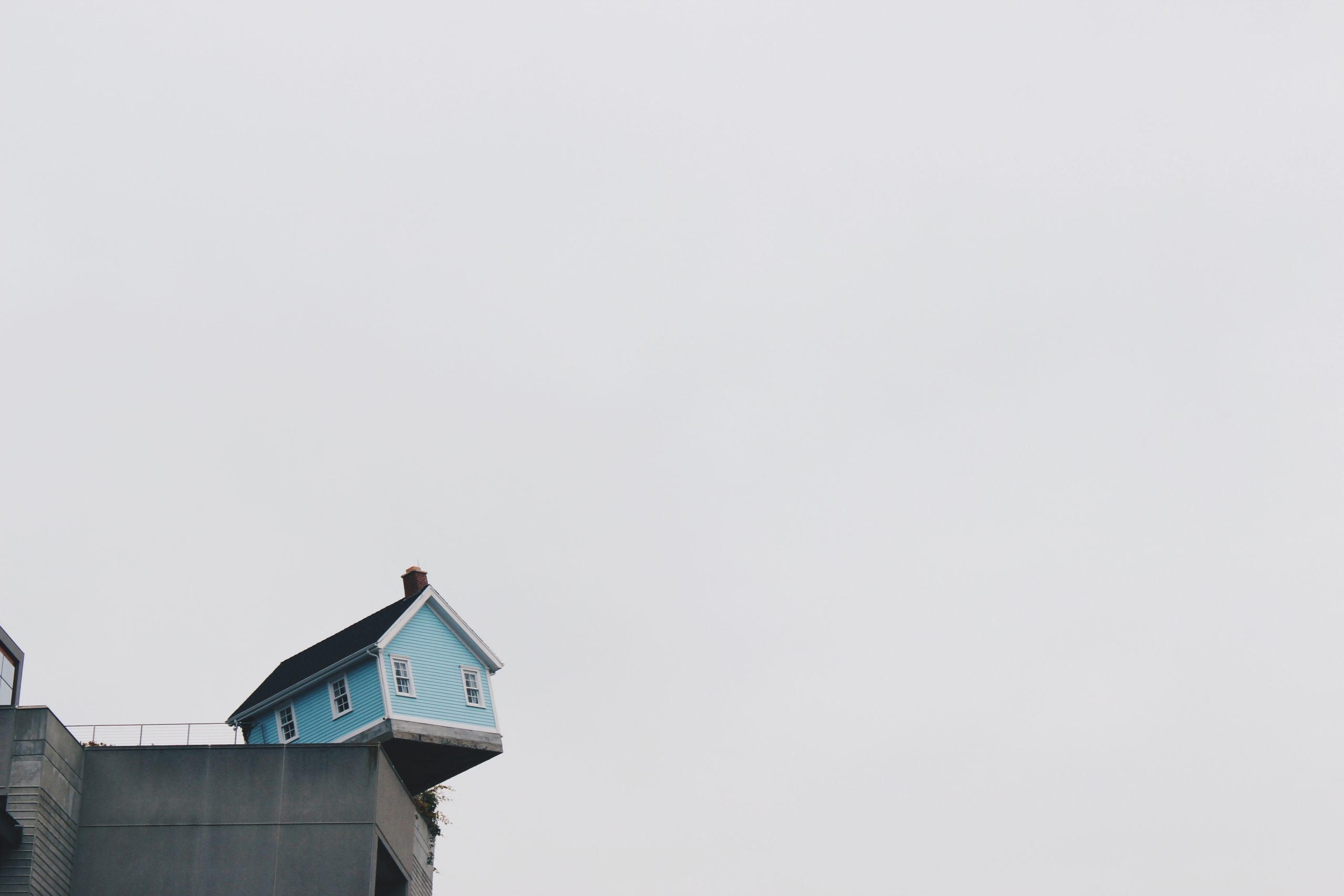 Une petite maison au bord du vide