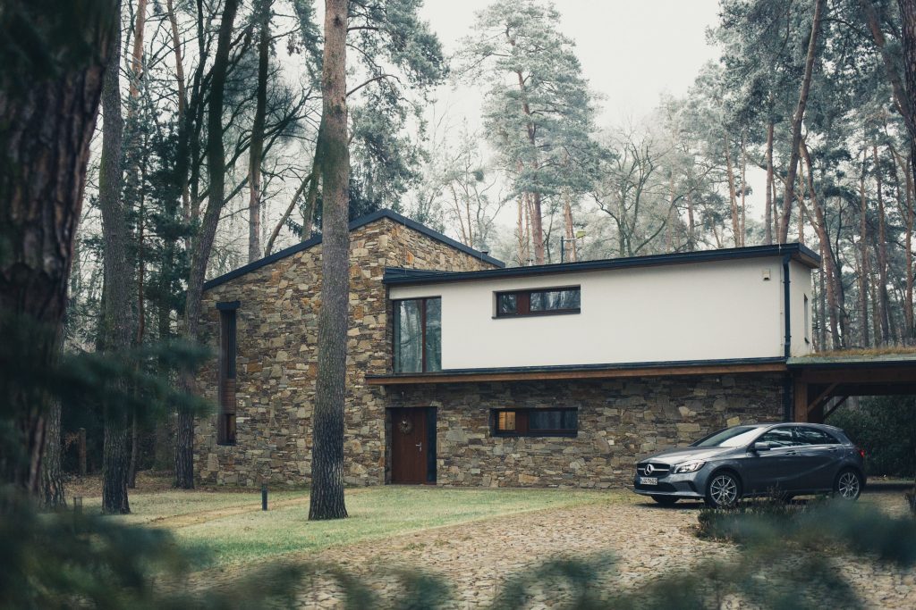 Une maison moderne dans une forêt