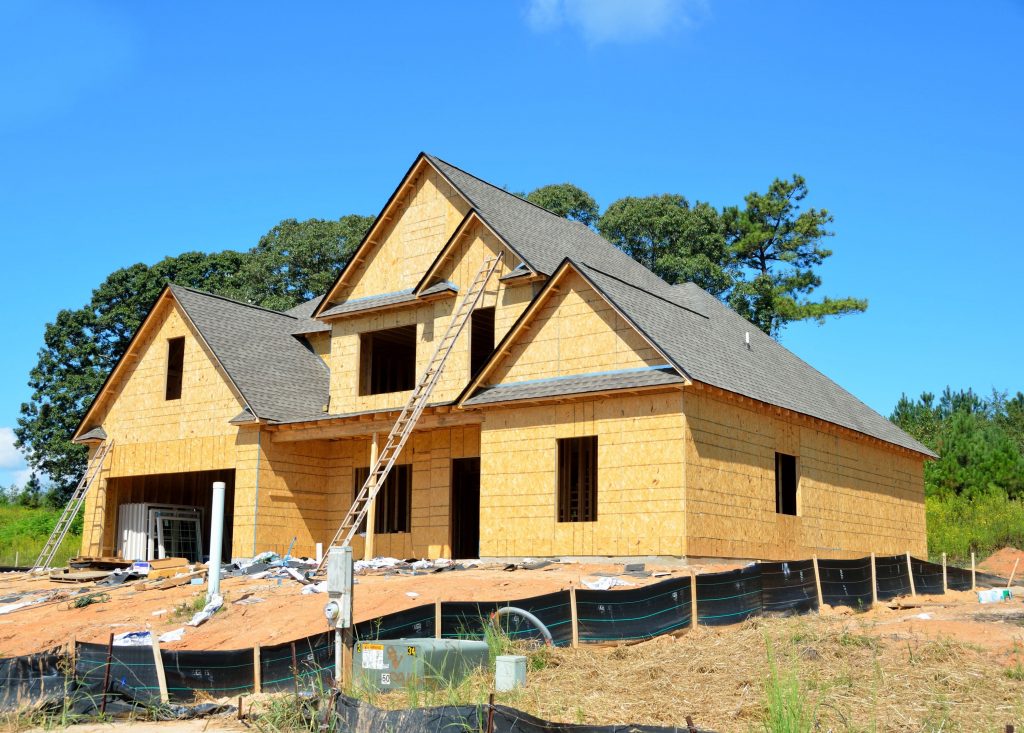 Construction d'une maison en bois sur un terrain en pente