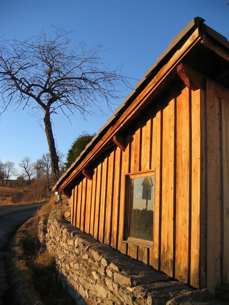 maison avec une façade faite avec des bardages en bois