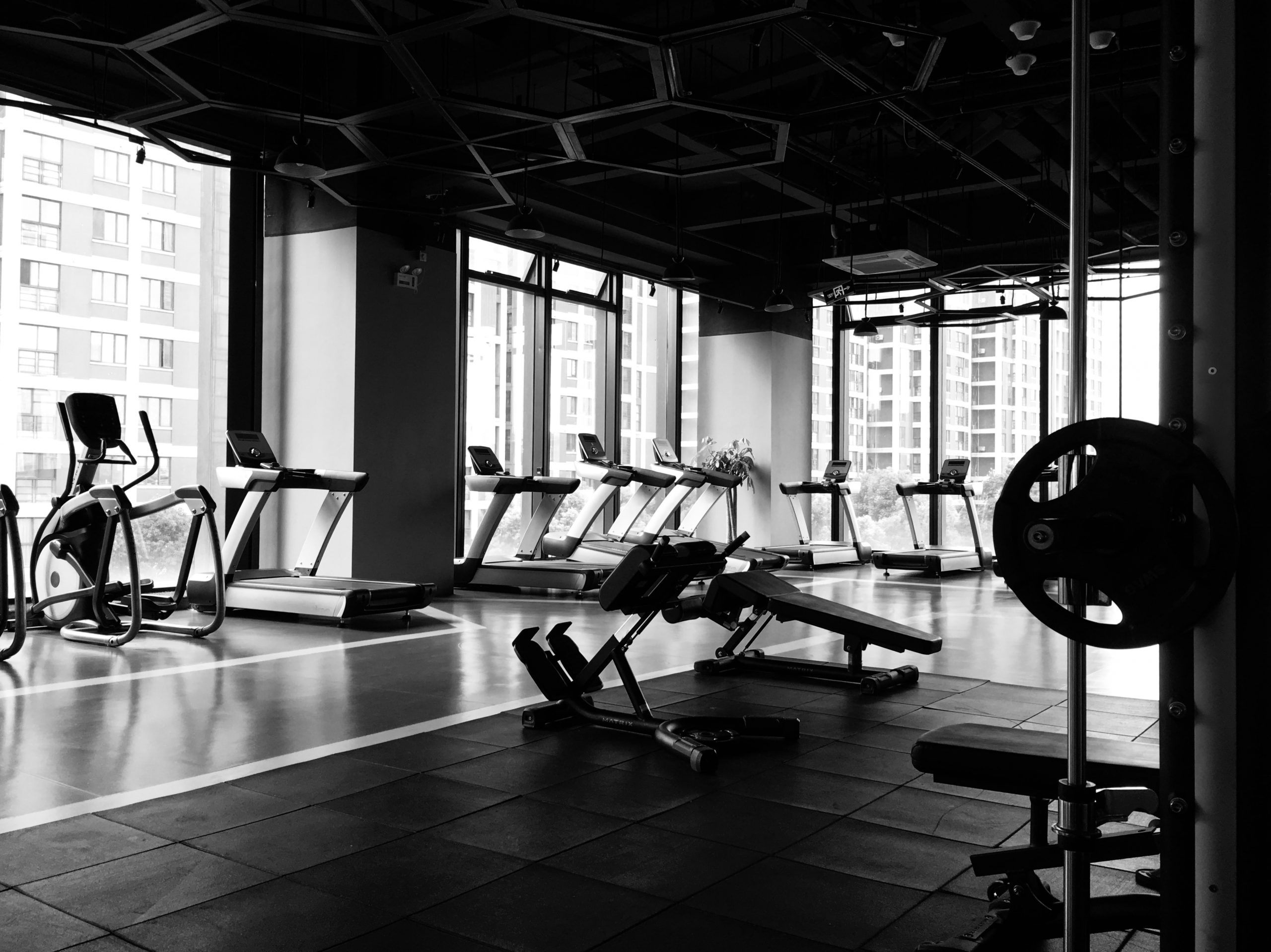 Salle de sport avec machines de musculation